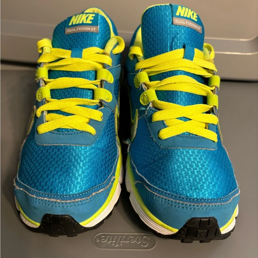 Nike Dual Fusion Athletic Snakers